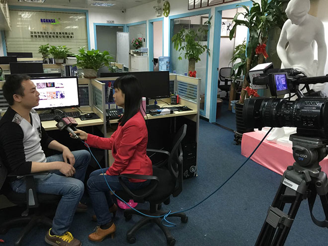 感谢深圳卫视财经与公共频道采访我司自拍杆